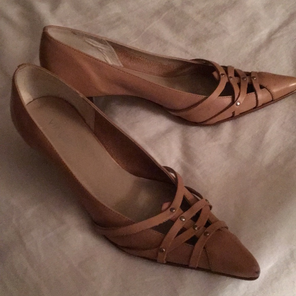 Leather pumps kitten heel made in Brazil.